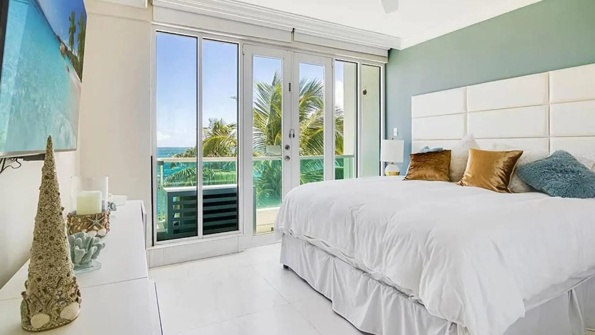 Oceanview Sub Penthouse, Walk To Beach & Pool San Juan Apartment