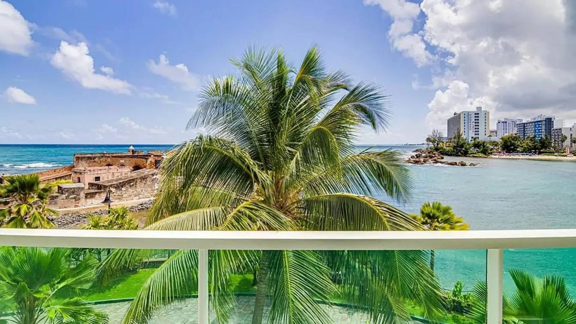 Oceanview Sub Penthouse, Walk To Beach & Pool San Juan Apartment