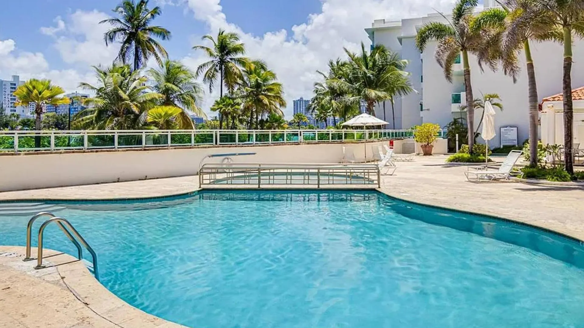 Oceanview Sub Penthouse, Walk To Beach & Pool San Juan