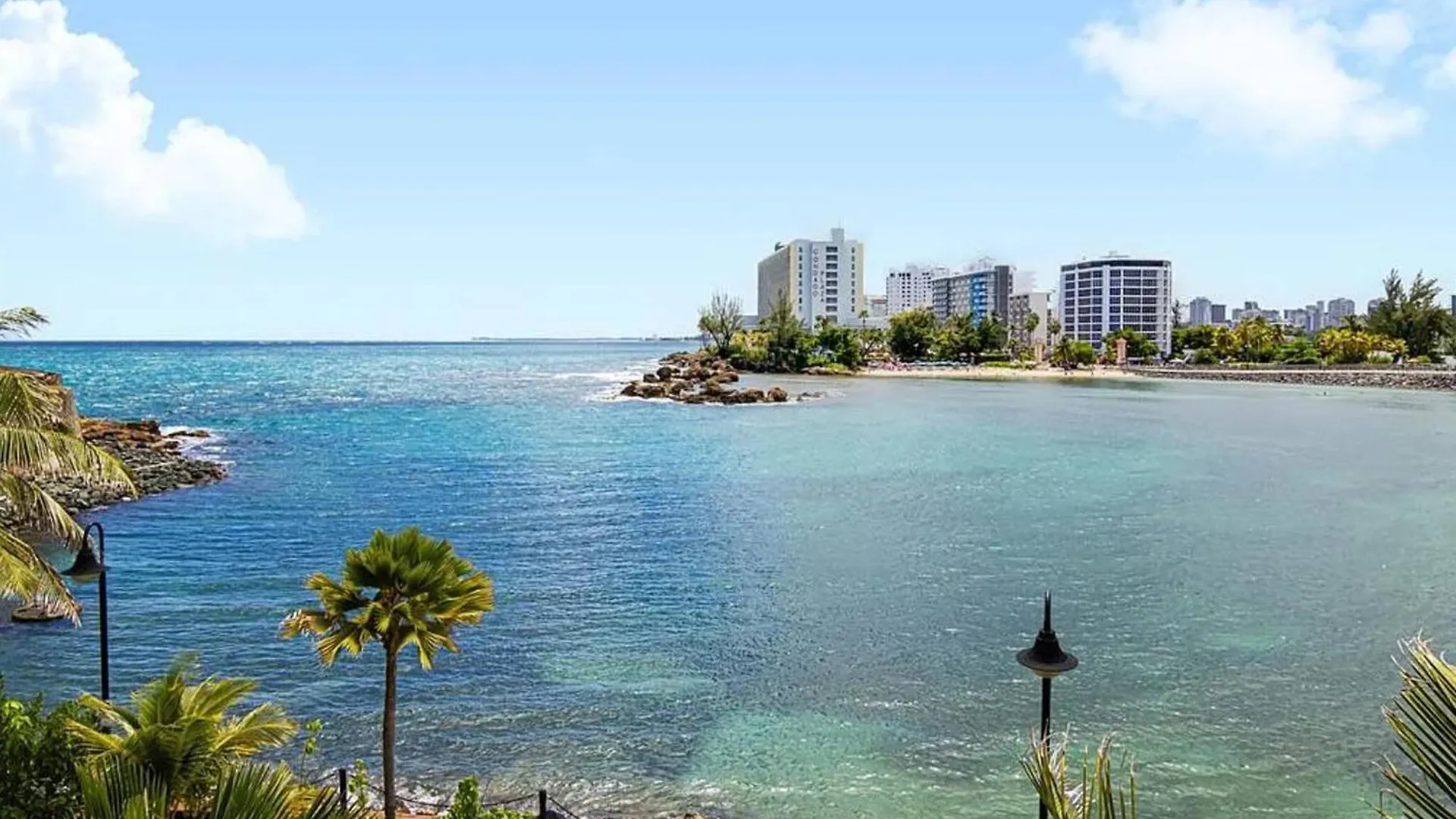 Oceanview Sub Penthouse, Walk To Beach & Pool 산후안